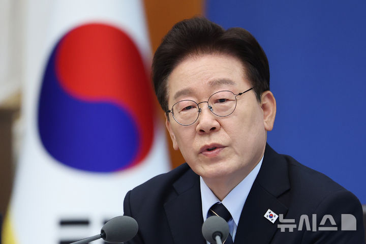[서울=뉴시스] 고범준 기자 = 이재명 대통령이 20일 청와대에서 열린 제22회 국무회의 겸 제9차 비상경제점검회의에서 발언하고 있다. (청와대통신사진기자단) 2026.05.20. bjko@newsis.com