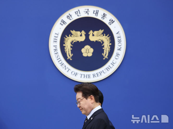 [서울=뉴시스] 고범준 기자 = 이재명 대통령이 20일 청와대에서 열린 제22회 국무회의 겸 제9차 비상경제점검회의에 입장하고 있다. (청와대통신사진기자단) 2026.05.20. bjko@newsis.com