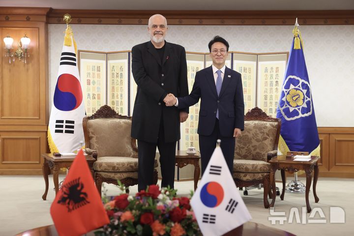 [서울=뉴시스] 조수정 기자 = 김민석 국무총리가 20일 오전 서울 종로구 정부서울청사에서 에디 라마 알바니아 총리와 면담, 악수하며 기념촬영 하고 있다. (사진=국무총리실 제공) 2026.05.20. photo@newsis.com