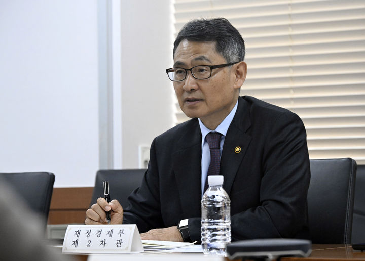 [서울=뉴시스] 사진은 허장 재정경제부 2차관이 지난 20일 서울 종로구 정부서울청사에서 외환시장 간담회를 주재하고 있는 모습. (사진=재정경제부 제공) 2026.05.20. photo@newsis.com *재판매 및 DB 금지