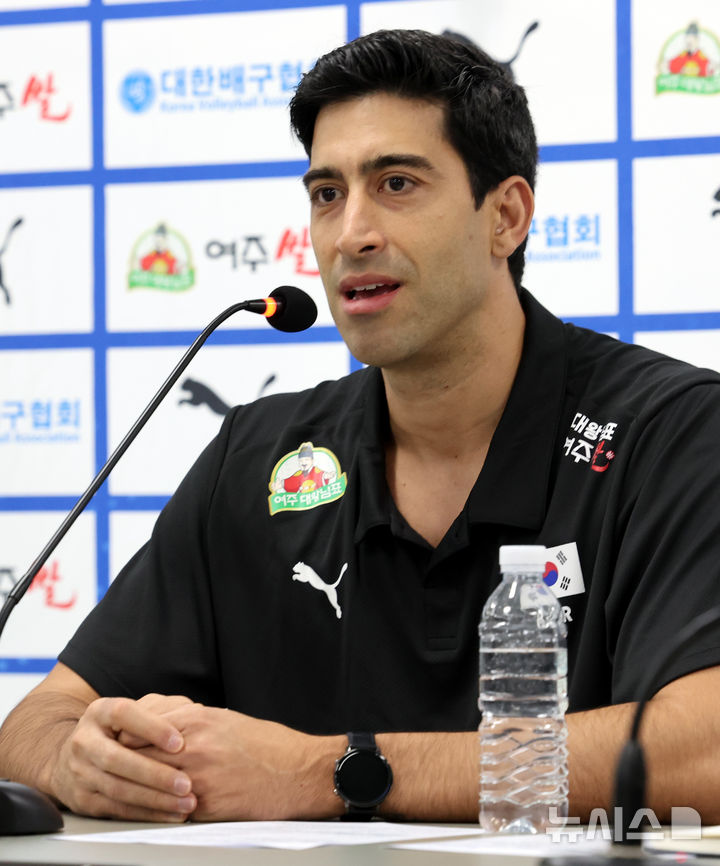 [서울=뉴시스] 박주성 기자 = 이사나예 라미레즈 한국 남자배구 국가대표팀 감독이 20일 오후 서울 송파구 올림픽회관 신관에서 열린 2026 한국 배구 국가대표팀 기자회견에서 취재진 질문에 답하고 있다. 2026.05.20. park7691@newsis.com