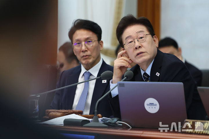 [서울=뉴시스] 고범준 기자 = 이재명 대통령이 20일 청와대에서 열린 제22회 국무회의 겸 제9차 비상경제점검회의에서 위성락 국가안보실장에게 질문하고 있다. (청와대통신사진기자단) 2026.05.20. bjko@newsis.com