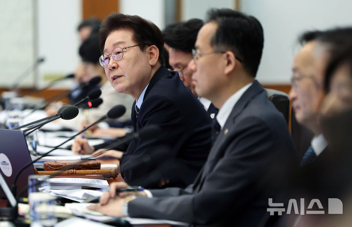 [서울=뉴시스] 고범준 기자 = 이재명 대통령이 20일 청와대에서 열린 제22회 국무회의 겸 제9차 비상경제점검회의에서 발언하고 있다. (청와대통신사진기자단) 2026.05.20. bjko@newsis.com