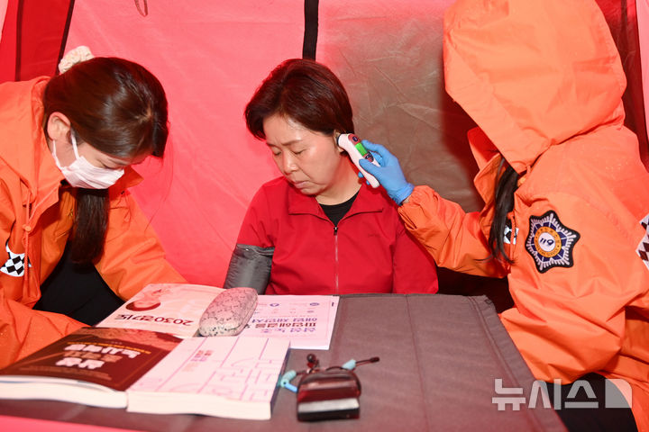 [평택=뉴시스] 김종택기자 = 20일 경기 평택시 고덕동 삼성전자 평택캠퍼스 앞에서 삼성전자 노사 대타협 촉구 단식 농성 중인 양향자 경기도지사 후보가 출동한 119구급대원들로부터 체온측정을 받고 있다. 2026.05.20. jtk@newsis.com