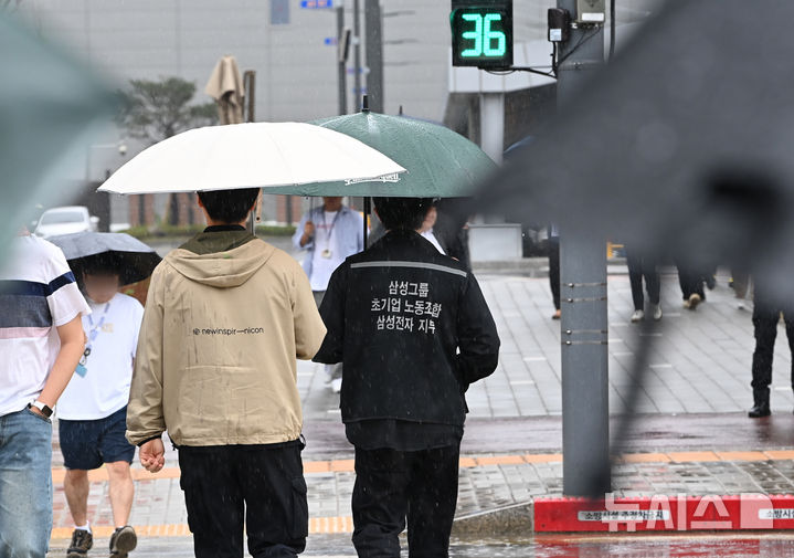 [평택=뉴시스] 김종택기자 = 삼성전자 노사협상이 결렬된 20일 경기 평택시 고덕동 삼성전자 평택캠퍼스에서 직원들이 이동하고 있다. 2026.05.20. jtk@newsis.com