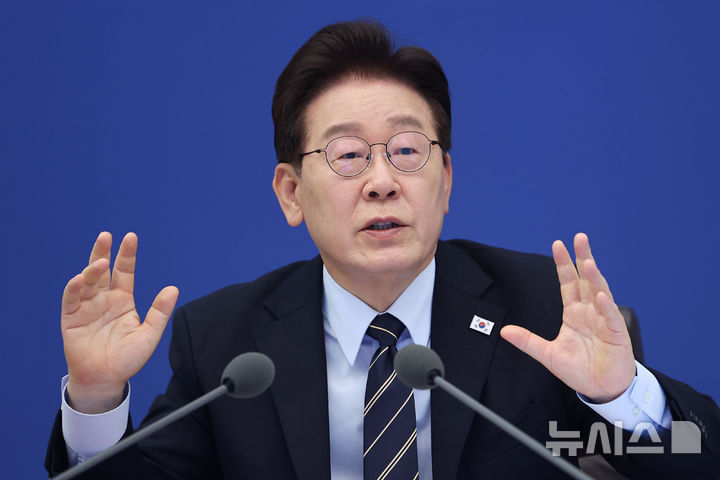 [서울=뉴시스] 고범준 기자 = 이재명 대통령이 20일 청와대에서 열린 제22회 국무회의 겸 제9차 비상경제점검회의에서 발언하고 있다. (청와대통신사진기자단) 2026.05.20. bjko@newsis.com
