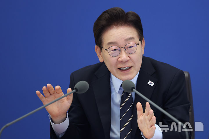 [서울=뉴시스] 고범준 기자 = 이재명 대통령이 20일 청와대에서 열린 제22회 국무회의 겸 제9차 비상경제점검회의에서 발언하고 있다. (청와대통신사진기자단) 2026.05.20. bjko@newsis.com