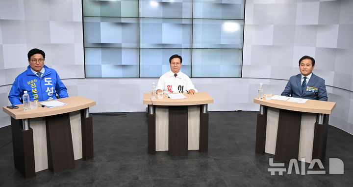 [인천=뉴시스] 전진환 기자 = 전국동시지방선거 인천시교육감 후보 초청 TV 토론회가 열린 20일 오후 인천시 부평구 LG헬로비전 북인천방송 스튜디오에서 도성훈(왼쪽부터) 후보, 이대형 후보, 임병구 후보가 자리하고 있다. (공동취재) 2026.05.12. photo@newsis.com