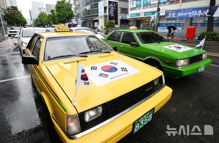 [광주=뉴시스] 이현행 기자 = 20일 오후 광주 북구 옛 무등경기장 앞에서 제46주년 5·18민중항쟁 민주기사의 날 기념식이 열렸다. 택시기사들은 이날 46년 전 5·18민주화운동 당시 전남도청 앞 금남로를 가득 메우고 광주시민들의 저항을 촉발한 차량 행렬 시위를 재현했다. 2026.05.20. lhh@newsis.com