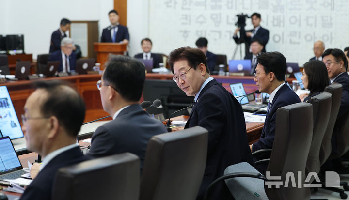 [서울=뉴시스] 고범준 기자 = 이재명 대통령이 20일 청와대에서 열린 제22회 국무회의 겸 제9차 비상경제점검회의에서 발언하고 있다. (청와대통신사진기자단) 2026.05.20. bjko@newsis.com