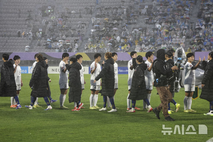 [수원=뉴시스] 김근수 기자 = 20일 오후 경기 수원종합운동장에서 열린 2025-26 아시아축구연맹(AFC) 여자챔피언스리그(AWCL) 4강전 수원FC위민과 내고향여자축구단의 경기 시작 전 선수들이 인사를 나누고 있다. 2026.05.20. ks@newsis.com