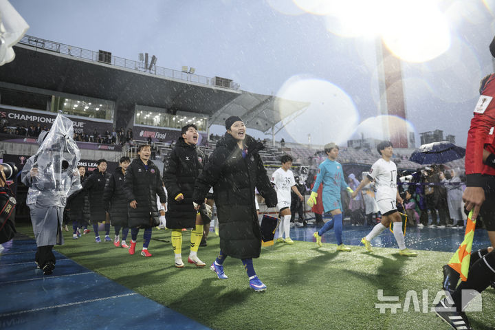 [수원=뉴시스] 김근수 기자 = 20일 오후 경기 수원종합운동장에서 열린 2025-26 아시아축구연맹(AFC) 여자챔피언스리그(AWCL) 4강전 수원FC위민과 내고향여자축구단의 경기 시작 전 양팀 선수들이 그라운드로 들어서고 있다. 2026.05.20. ks@newsis.com