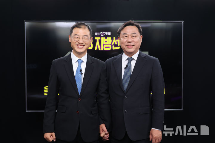[서울=뉴시스] 국회사진기자단 = 김상욱(왼쪽) 더불어민주당 울산시장 후보와 김종훈 진보당 후보가 20일 오후 서울 마포구 한겨레신문사 스튜디오에서 단일화 토론회 시작에 앞서 기념촬영을 하고 있다. 2026.05.20. photo@newsis.com