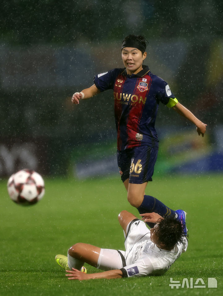 [수원=뉴시스] 황준선 기자 = 20일 오후 경기 수원종합운동장에서 열린 2025~2026시즌 아시아축구연맹(AFC) 여자 챔피언스리그(AWCL) 4강전 수원FC위민과 내고향여자축구단의 경기, 수원 지소연이 수비를 넘어 패스하고 있다. 2026.05.20. hwang@newsis.com