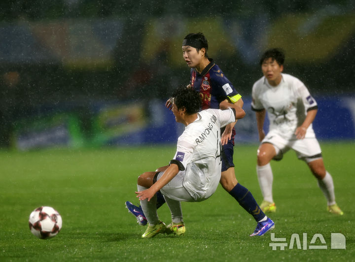[수원=뉴시스] 황준선 기자 = 20일 오후 경기 수원종합운동장에서 열린 2025~2026시즌 아시아축구연맹(AFC) 여자 챔피언스리그(AWCL) 4강전 수원FC위민과 내고향여자축구단의 경기, 수원 지소연이 내고향 리명금을 피해 패스하고 있다. 2026.05.20. hwang@newsis.com
