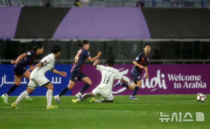 [수원=뉴시스] 황준선 기자 = 20일 오후 경기 수원종합운동장에서 열린 2025~2026시즌 아시아축구연맹(AFC) 여자 챔피언스리그(AWCL) 4강전 수원FC위민과 내고향여자축구단의 경기, 수원과 내고향 선수들이 공을 쫓고 있다. 2026.05.20. hwang@newsis.com