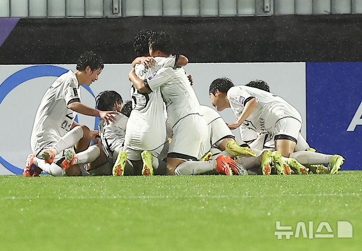 [수원=뉴시스] 김근수 기자 = 20일 오후 경기 수원종합운동장에서 열린 2025-26 아시아축구연맹(AFC) 여자챔피언스리그(AWCL) 4강전 수원FC위민과 내고향여자축구단의 경기 후반 내고향여자축구단 김경영이 역전골을 넣고 기뻐하고 있다. 2026.05.20. ks@newsis.com