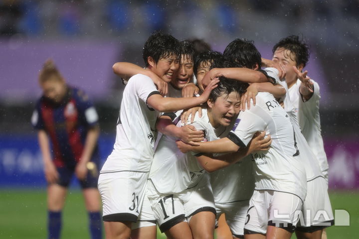 [수원=뉴시스] 황준선 기자 = 20일 오후 경기 수원종합운동장에서 열린 2025~2026시즌 아시아축구연맹(AFC) 여자 챔피언스리그(AWCL) 4강전 수원FC위민과 내고향여자축구단의 경기, 후반 내고향 김경영이 역전골을 터뜨린 뒤 동료들과 기뻐하고 있다. 2026.05.20. hwang@newsis.com