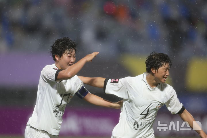 [수원=뉴시스] 황준선 기자 = 20일 오후 경기 수원종합운동장에서 열린 2025~2026시즌 아시아축구연맹(AFC) 여자 챔피언스리그(AWCL) 4강전 수원FC위민과 내고향여자축구단의 경기, 후반 내고향 김경영(왼쪽)이 역전골을 터뜨린 뒤 동료들과 기뻐하고 있다. 2026.05.20. hwang@newsis.com