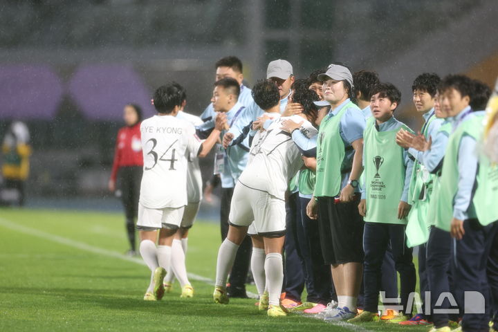 [수원=뉴시스] 황준선 기자 = 20일 오후 경기 수원종합운동장에서 열린 2025~2026시즌 아시아축구연맹(AFC) 여자 챔피언스리그(AWCL) 4강전 수원FC위민과 내고향여자축구단의 경기, 후반 내고향 김경영(이 역전골을 터뜨린 뒤 동료들과 기뻐하고 있다. 2026.05.20. hwang@newsis.com