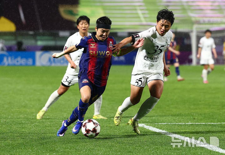 [수원=뉴시스] 황준선 기자 = 20일 오후 경기 수원종합운동장에서 열린 2025~2026시즌 아시아축구연맹(AFC) 여자 챔피언스리그(AWCL) 4강전 수원FC위민과 내고향여자축구단의 경기, 후반 수원 지소연이 드리블 돌파를 하고 있다. 2026.05.20. hwang@newsis.com