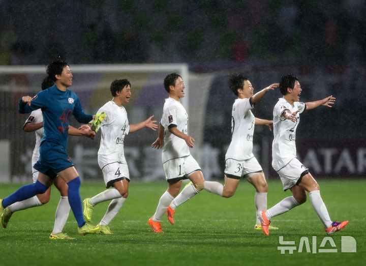 [수원=뉴시스] 황준선 기자 = 20일 오후 경기 수원종합운동장에서 열린 2025~2026시즌 아시아축구연맹(AFC) 여자 챔피언스리그(AWCL) 4강전 수원FC위민과 내고향여자축구단의 경기, 2-1로 승리한 내고향 선수들이 기뻐하고 있다. 2026.05.20. hwang@newsis.com