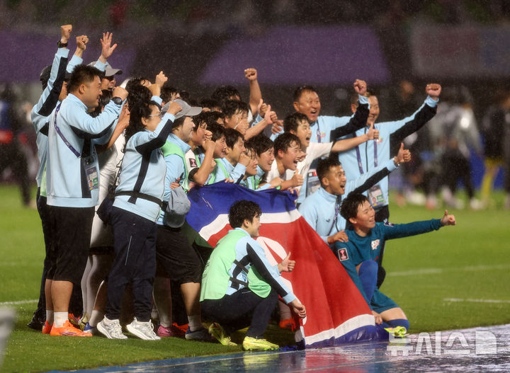 [수원=뉴시스] 황준선 기자 = 20일 오후 경기 수원종합운동장에서 열린 2025~2026시즌 아시아축구연맹(AFC) 여자 챔피언스리그(AWCL) 4강전 수원FC위민과 내고향여자축구단의 경기, 2-1로 승리한 내고향 선수단이 기념사진을 찍고 있다. 2026.05.20. hwang@newsis.com