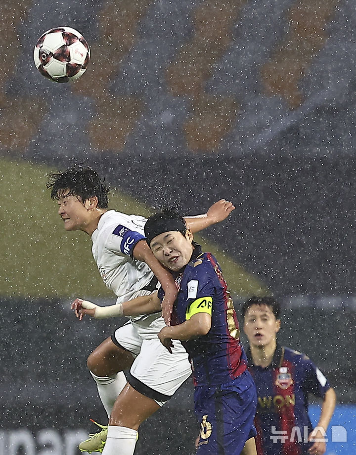 [수원=뉴시스] 김근수 기자 = 20일 오후 경기 수원종합운동장에서 열린 2025-26 아시아축구연맹(AFC) 여자챔피언스리그(AWCL) 4강전 수원FC위민과 내고향여자축구단의 경기 전반, 내고향여자축구단 김경영과 수원FC위민 지소연이 헤딩경합을 하고 있다. 2026.05.20. ks@newsis.com