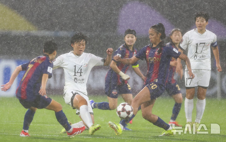[수원=뉴시스] 황준선 기자 = 20일 오후 경기 수원종합운동장에서 열린 2025~2026시즌 아시아축구연맹(AFC) 여자 챔피언스리그(AWCL) 4강전 수원FC위민과 내고향여자축구단의 경기, 전반 수원 밀레니냐가 공격을 시도하고 있다. 2026.05.20. hwang@newsis.com