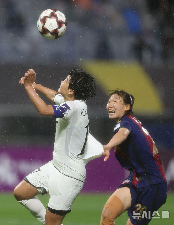 [수원=뉴시스] 황준선 기자 = 20일 오후 경기 수원종합운동장에서 열린 2025~2026시즌 아시아축구연맹(AFC) 여자 챔피언스리그(AWCL) 4강전 수원FC위민과 내고향여자축구단의 경기, 후반 내고향 김경영이 팀의 두 번째 골을 넣고 있다. 2026.05.20. hwang@newsis.com