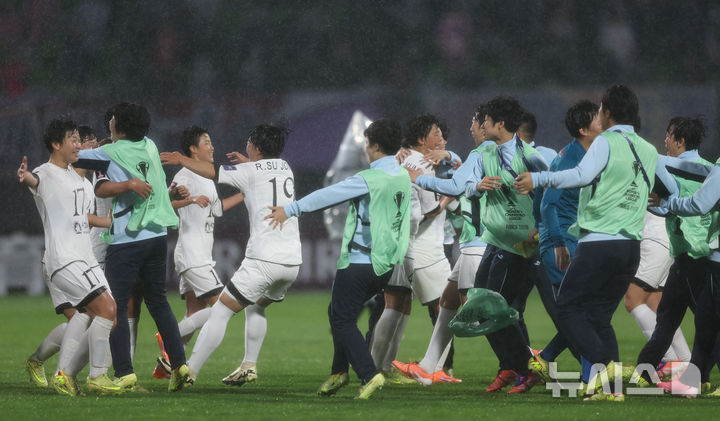 [수원=뉴시스] 황준선 기자 = 20일 오후 경기 수원종합운동장에서 열린 2025~2026시즌 아시아축구연맹(AFC) 여자 챔피언스리그(AWCL) 4강전 수원FC위민과 내고향여자축구단의 경기, 2-1로 승리한 내고향 선수들이 기뻐하고 있다. 2026.05.20. hwang@newsis.com