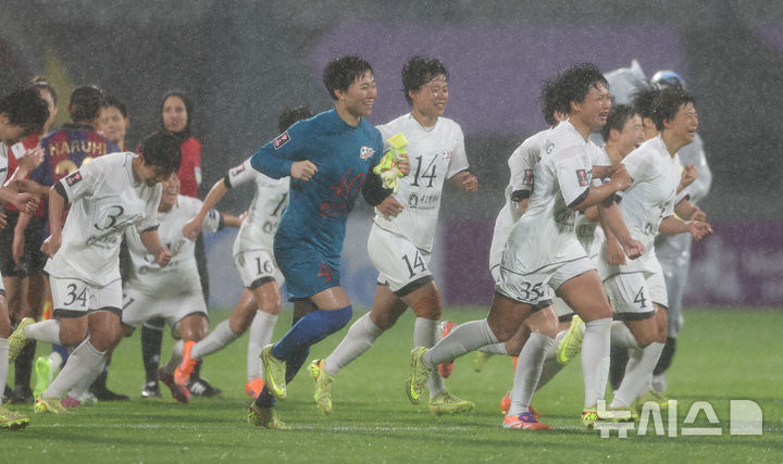 [수원=뉴시스] 황준선 기자 = 20일 오후 경기 수원종합운동장에서 열린 2025~2026시즌 아시아축구연맹(AFC) 여자 챔피언스리그(AWCL) 4강전 수원FC위민과 내고향여자축구단의 경기, 2-1로 승리한 내고향 선수들이 기뻐하고 있다. 2026.05.20. hwang@newsis.com