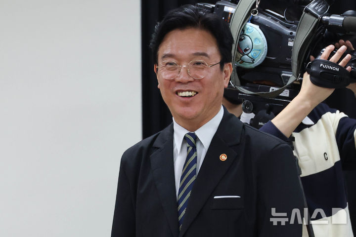[수원=뉴시스] 김종택기자 = 김영훈 고용노동부 장관이 지난 20일 오후 경기 수원시 장안구 경기지방고용노동청에서 열린 삼성전자 노사교섭 타결에 따른 브리핑에서 미소를 보이고 있다. (공동취재) 2026.05.20. photo@newsis.com