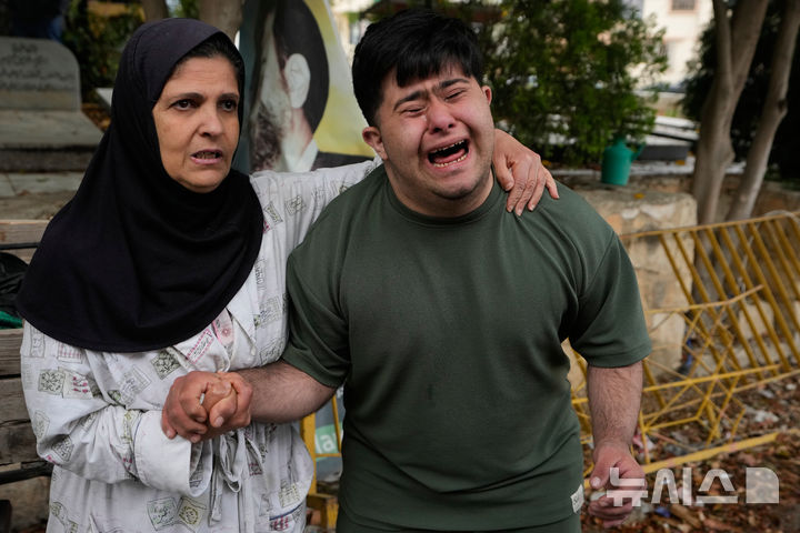[데이르 카눈 알 나흐르=AP/뉴시스] 5월 21일 레바논 남부 데이르 카눈 알 나흐르 마을에서 장례식이 열려 지난 19일 이스라엘군의 공습으로 가족 모두를 잃은 남성이 오열하고 있다. 공습은 25일 밤에도 격화되었다. 2026.05.26.