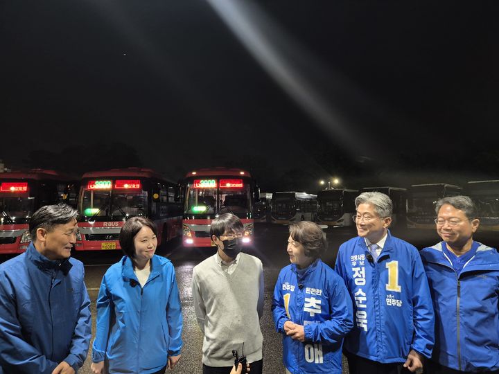 [의왕=뉴시스] 이병희 기자 = 추미애 더불어민주당 경기도지사 후보가 공식 선거운동이 시작된 21일 0시 의왕 월암공영차고지에서 운수종사자를 만나 대화하고 있다. 2026.05.21. iambh@newsis.com *재판매 및 DB 금지