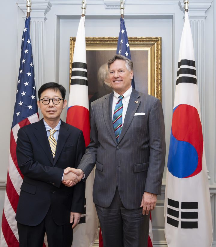 [서울=뉴시스]방미 중인 박윤주 외교부 제1차관은 20일(현지시간) 크리스토퍼 랜다우 미 국무부 부장관과 한미 외교차관회담을 갖고 한미 정상회담 공동 설명자료(JFS) 이행을 포함한 양자 현안과 지역 및 글로벌 정세 등에 대해 협의했다. *재판매 및 DB 금지