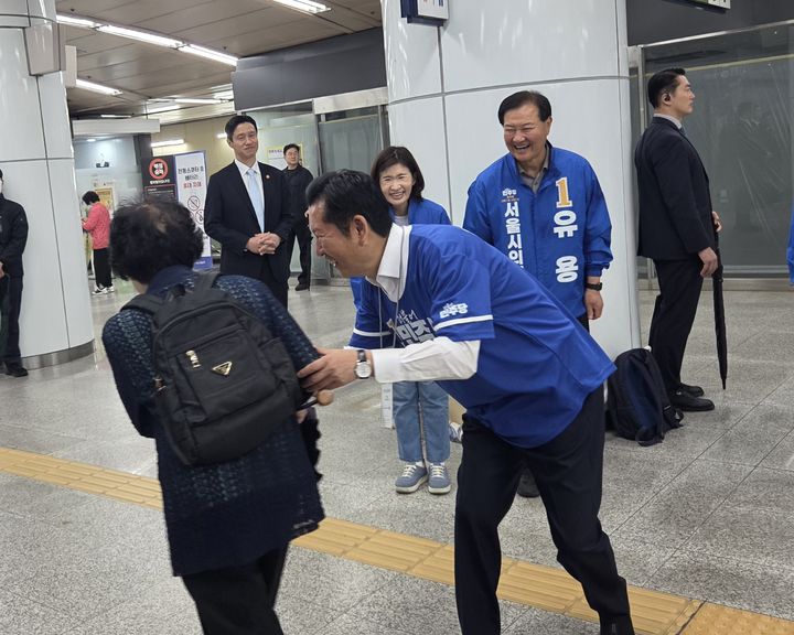 [서울=뉴시스]김윤영 기자 = 정청래 더불어민주당 대표가 21일 서울 지하철 7호선 장승배기역 역사 내에서 시민들과 인사를 나누고 있다. 2026.02.27. youn@newsis.com *재판매 및 DB 금지