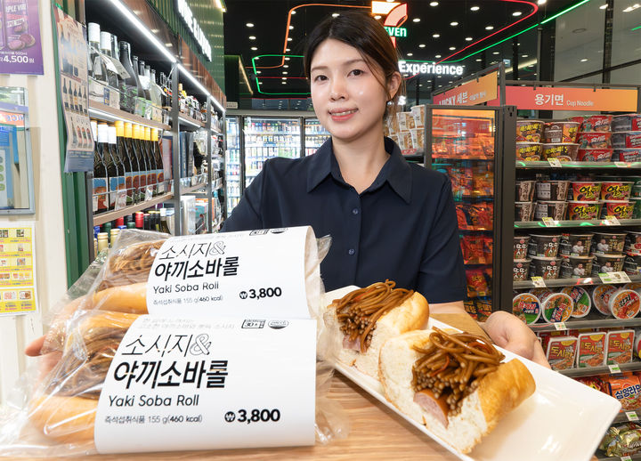 편의점 세븐일레븐이 일본 편의점 인기 메뉴인 야끼소바빵을 한국인의 입맛에 맞게 재해석한 차별화된 푸드 간편식 '소시지&야끼소바롤'을 출시했다고 21일 밝혔다. *재판매 및 DB 금지