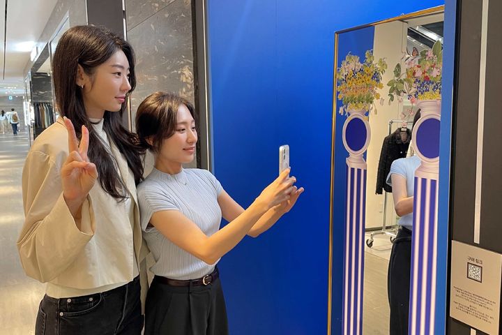 갤러리아백화점은 서울 명품관에서 디자인 거울 브랜드 '분더바 컬렉션(WUNDERBAR COLLECTION)'을 선보인다고 21일 밝혔다. *재판매 및 DB 금지 *재판매 및 DB 금지