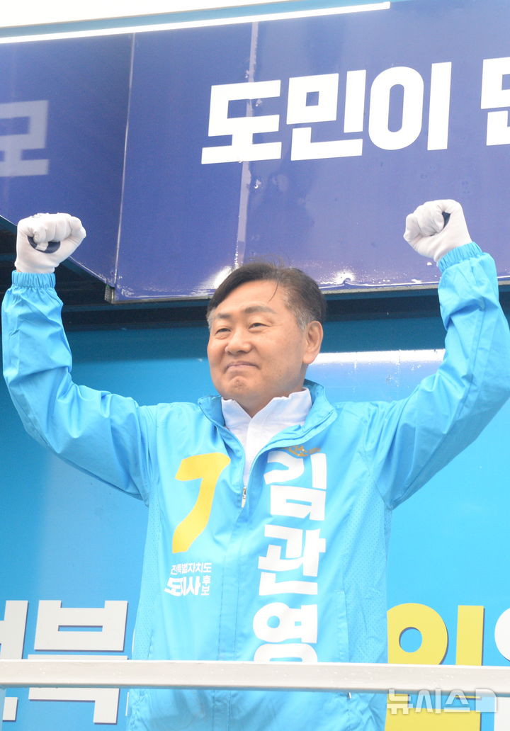 [전주=뉴시스] 김얼 기자 = 제9회 전국동시지방선거 공식 선거운동일인 지난 21일 전북 전주시 롯데백화점 사거리에서 김관영(무소속) 전북특별자치도지사 후보가 선거운동을 하고 있다. 2026.05.21. pmkeul@newsis.com