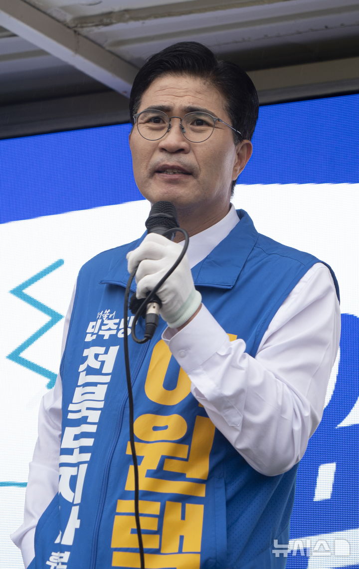 [전주=뉴시스] 김얼 기자 = 제9회 전국동시지방선거 공식 선거운동일인 21일 전북 전주시 가련광장 사거리에서 이원택(더불어민주당) 전북특별자치도지사 후보가 선거운동을 하고 있다. 2026.05.21. pmkeul@newsis.com