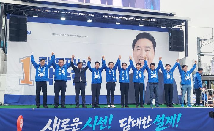 [천안=뉴시스] 최영민 기자=더불어민주당 박수현 충남도지사 후보를 비롯해 충남지역 국회의원, 각 지방선거 후보들이 21일 오전 천안시 쌍용동 일봉산사거리 일원에서 출정식을 가졌다. 2026.05.21 ymchoi@newsis.com *재판매 및 DB 금지