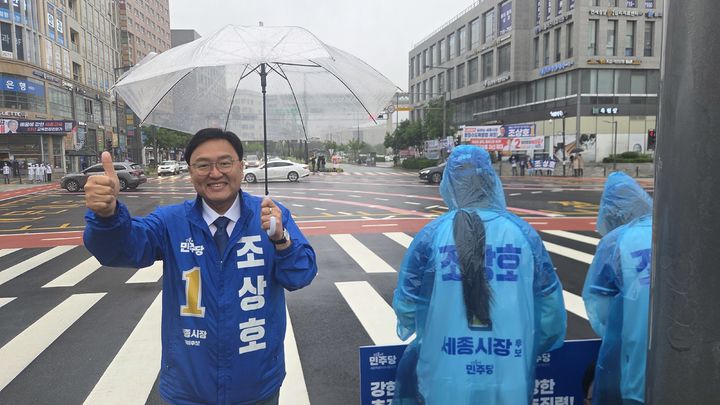 [세종=뉴시스] 송승화 기자 = 21일 세종시 성금교차로에서 시민들에게 인사하는 더불어민주당 조상호 세종시장 후보. 2026.05.21. ssong1007@newsis.com *재판매 및 DB 금지