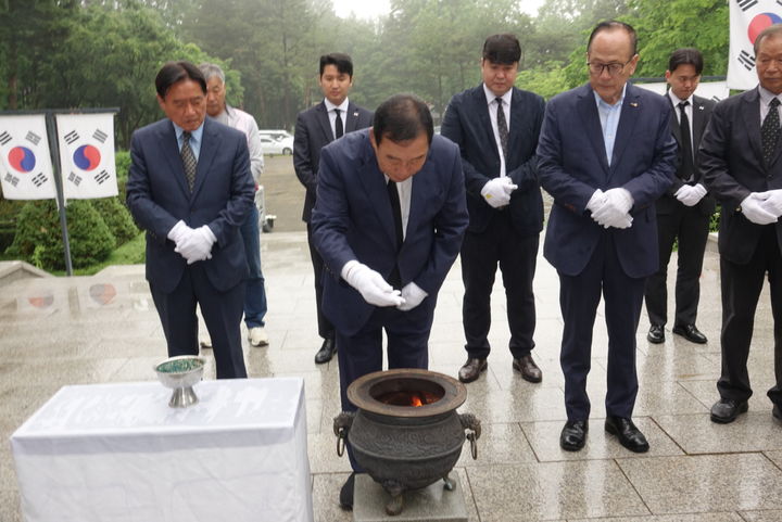 [세종=뉴시스] 송승화 기자 = 21일 세종시 조치원읍 충념탑을 찾은 최민호 국민의힘 세종시장 후보. 2026.05.21. ssong1007@newsis.com *재판매 및 DB 금지