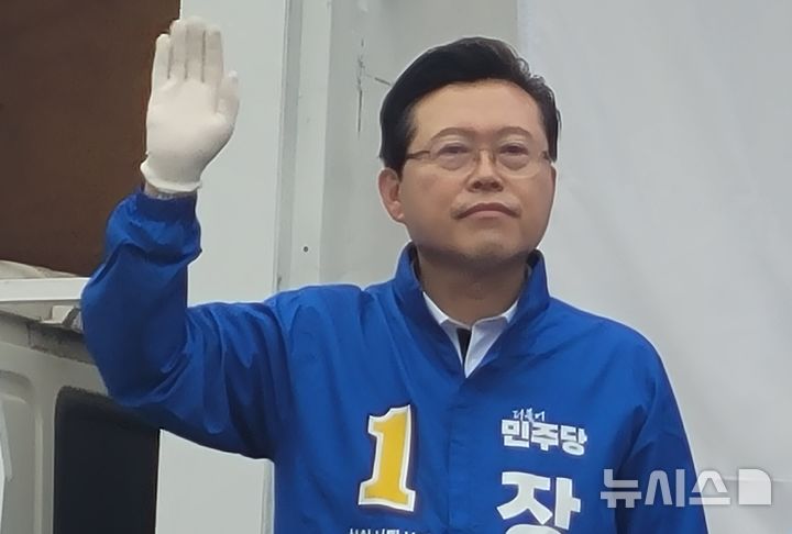 [천안=뉴시스] 최영민 기자=장기수 더불어민주당 천안시장 후보가 21일 오전 천안시 쌍용동 일봉산사거리에서 진행된 선거운동 출정식에서 시민들에게 인사하고 있다. 2026.05.21 ymchoi@newsis.com