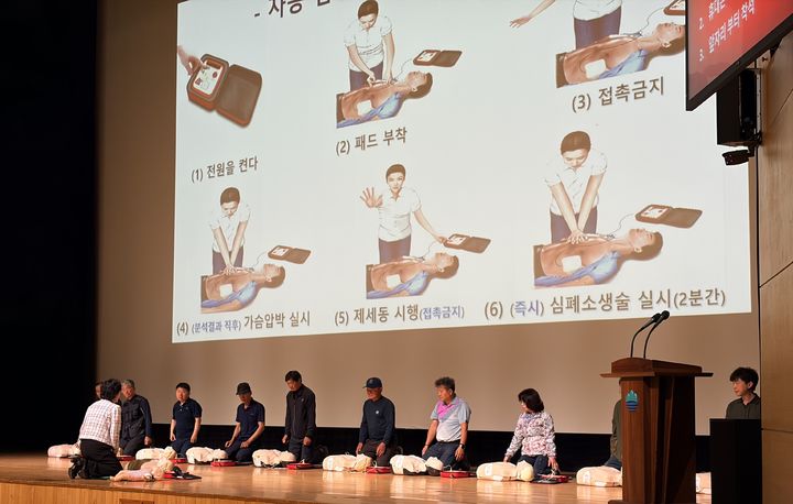 [원주=뉴시스] 현업업무 근로자들이 2분기 정기 안전보건교육에서 가슴압박 심폐소생술을 체험하고 있다. (사진=원주시 제공) 2026.05.21photo@newsis.com *재판매 및 DB 금지