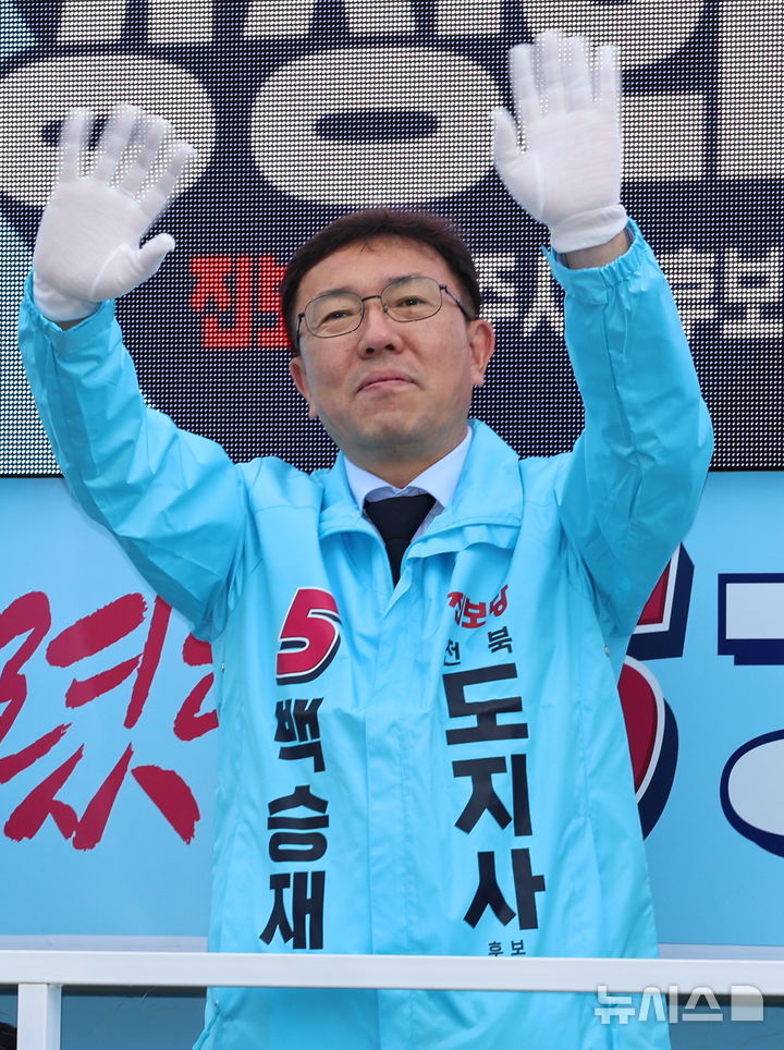 [전주=뉴시스] 김얼 기자 = 제9회 전국동시지방선거 공식 선거운동일인 21일 전북 전주시 안행교 사거리에서 백승재(진보당) 전북특별자치도지사 후보가 선거운동을 하고 있다. 2026.05.21. pmkeul@newsis.com