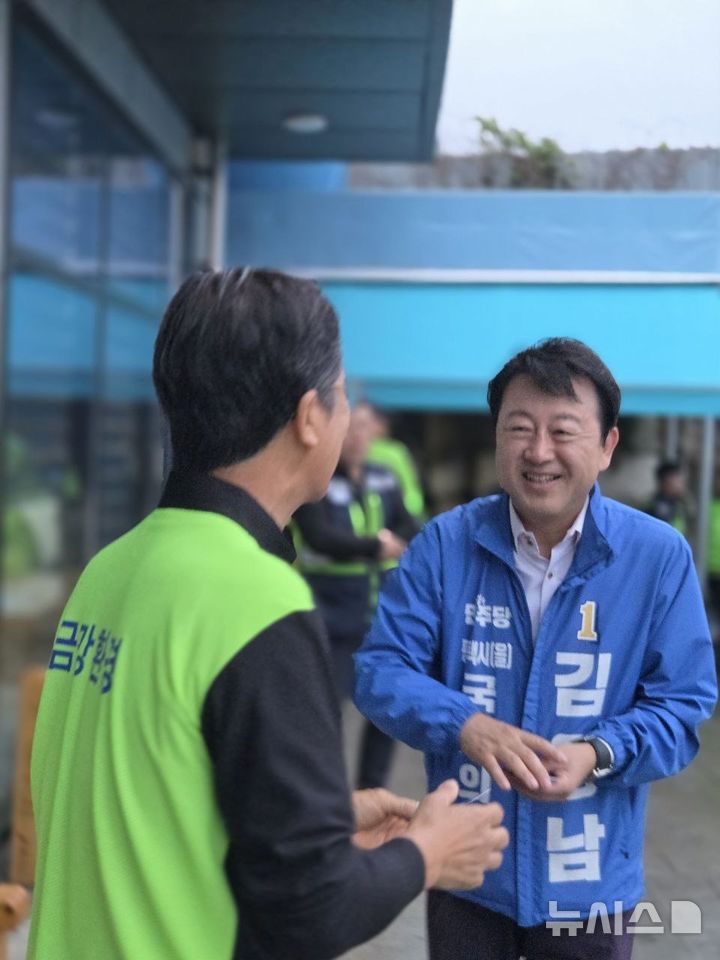 [평택=뉴시스] 안중읍 생활폐기물 수집 대행업체를 방문한 김용남 후보 (사진=김용남 후보 선거사무실 제공) 2026.05.21.photo@newsis.com 