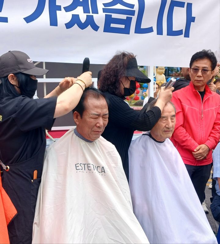 [거창=뉴시스] 서희원 기자= 무소속 구인모 거창군수 후보가 21일 거창읍 전통시장 서부약국 앞에서 삭발과 함께출정식을 갖고 지지를 호소했다. 2026. 05. 21. shw1881@newsis.com *재판매 및 DB 금지