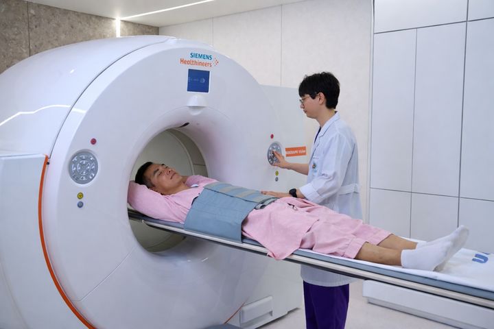[울산=뉴시스] 울산대병원이 도입한 PET-CT(양전자방출단층촬영) '바이오그래프 비전 600(Biograph Vision 600)'. (사진=울산대병원 제공) 2026.05.21. photo@newsis.com *재판매 및 DB 금지